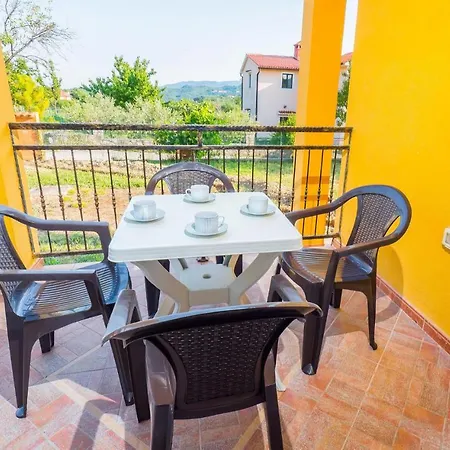 Three-bedroom In Labin Apartament *